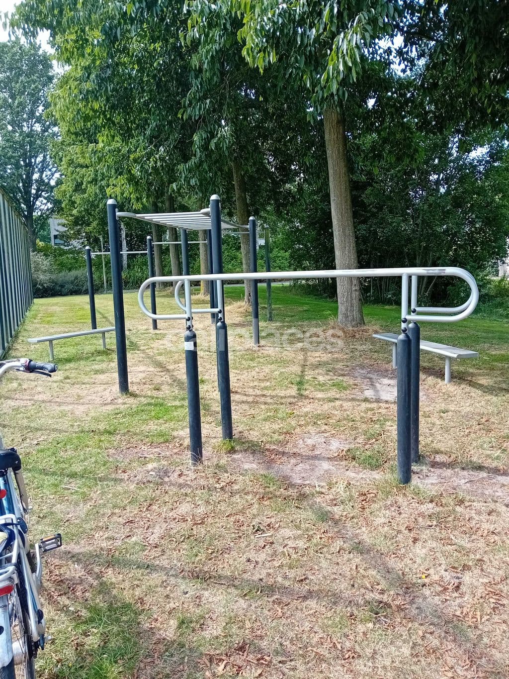 Achter het voetbalveld calisthenics park